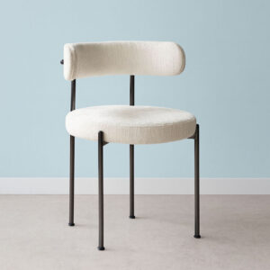 SILLA TUCKER TELA BEIGE PATAS METAL NEGRAS